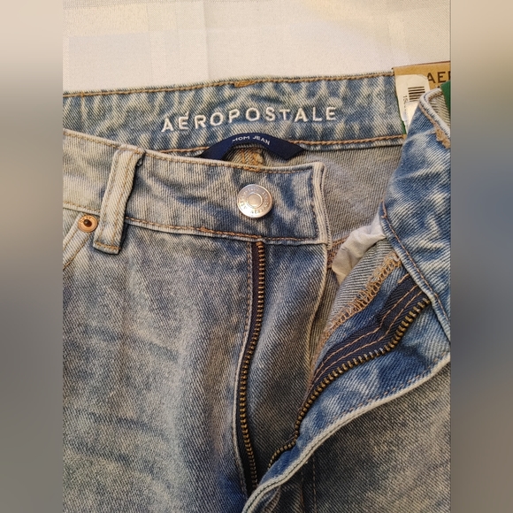 Aéropostale Distressed High Waisted Mom Jean NWT Size 4 - Picture 10 of 11